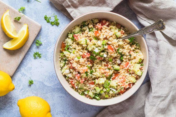 Une salade d'orge et de boulgour dans un bol avec des légumes